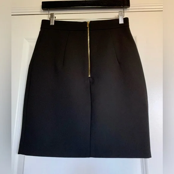 NWOT PENCIL SKIRT W/TWO FRONT FUNCTIONAL ZIPPERED POCKETS. GOLD ZIPPER IN BACK. - Picture 2 of 5